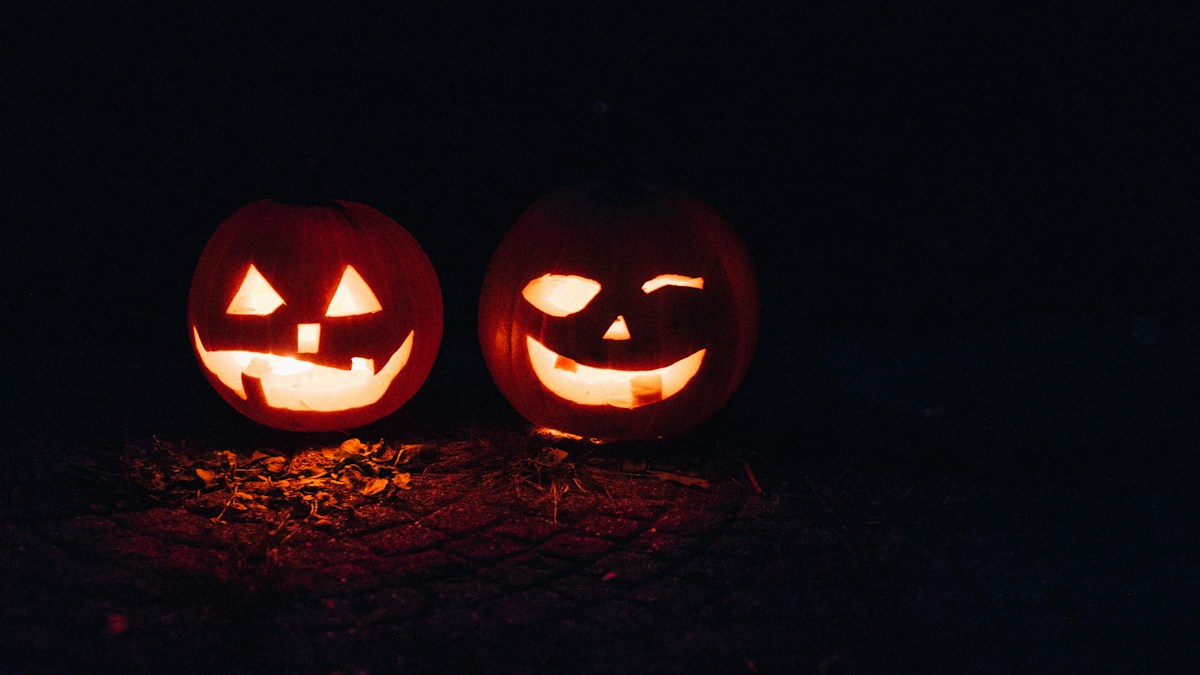 Glowing jack-o'-lanterns for Halloween trivia on October 28